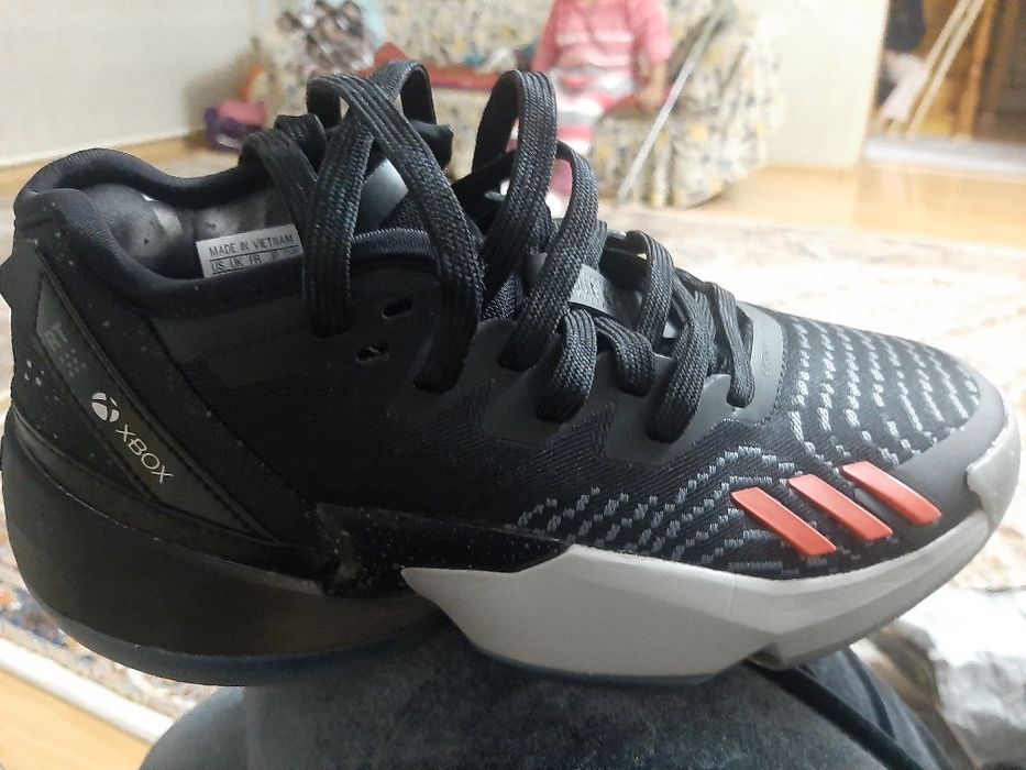 Продам кроссовки adidas