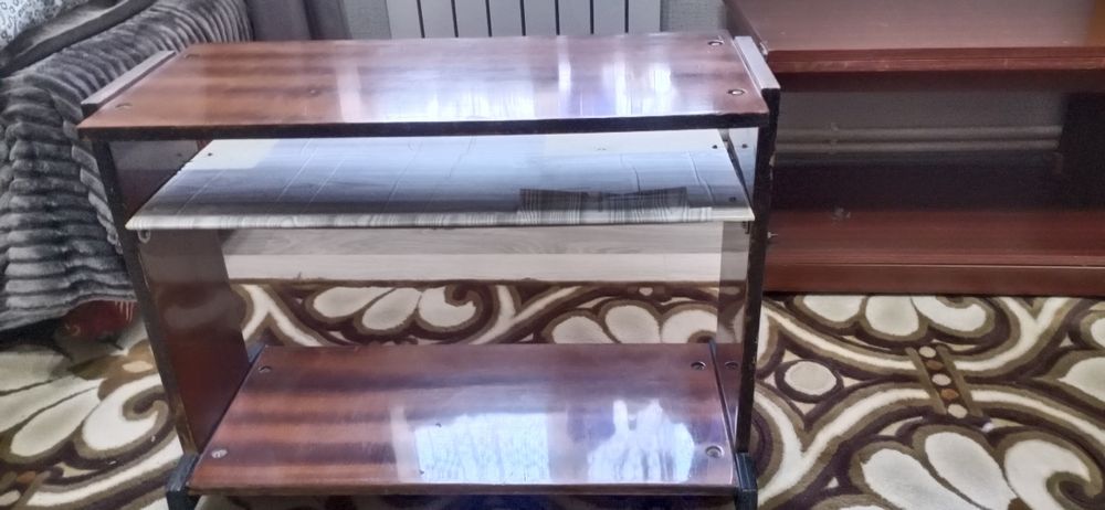 Стол раскладной на колесиках и столик под радиоаппаратуру на колёсиках