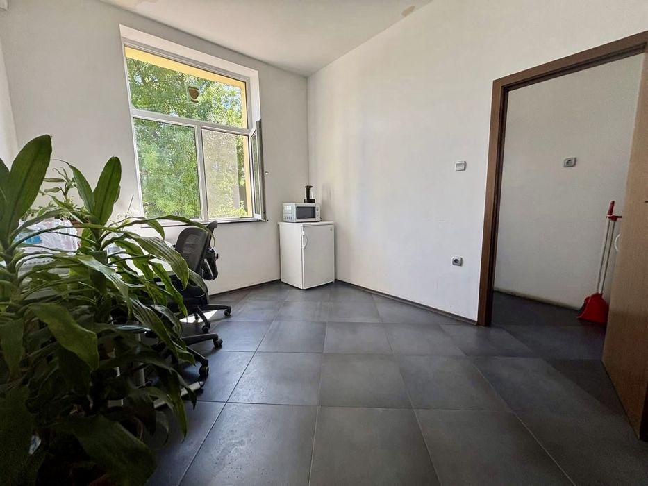 Дава се под наем Тристаен апартамент в Варна, Гръцка махала - 110 кв.м за 800 € - Снимка #7