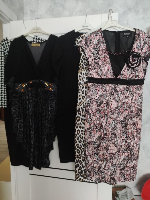 Платья в количестве 9 штук