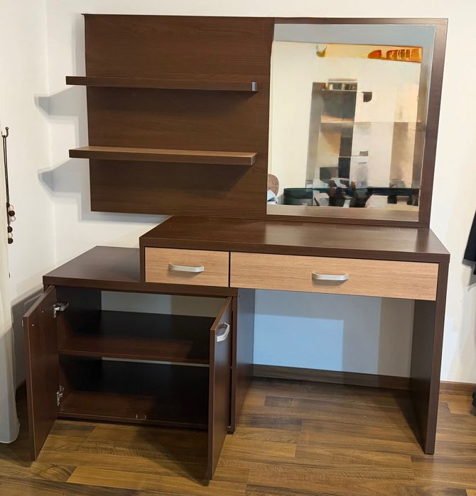 Masă toaletă dormitor cu oglindă si pat dormitor cu noptiere si saltea