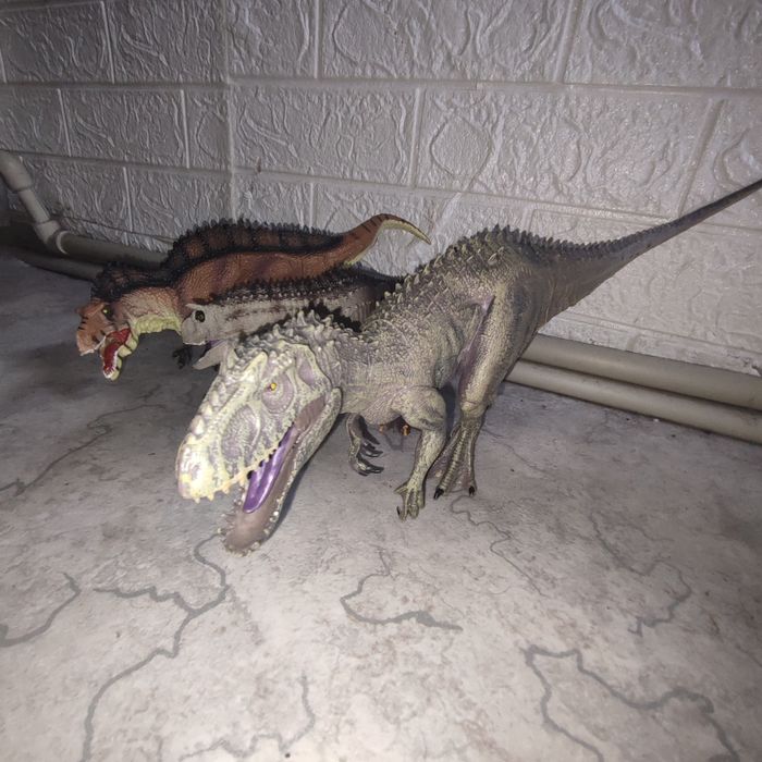 Продам динозавров игрушки.