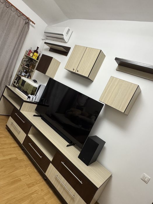 Vând mobilă living – set complet (comoda TV + corpuri suspendate)