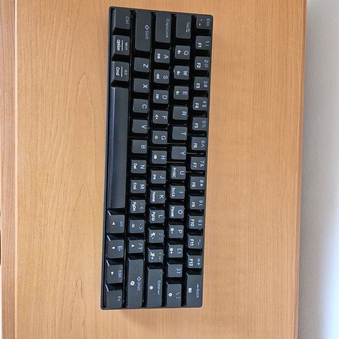 Tastatură mecanică wireless cu iluminare RGB – Ca nouă!