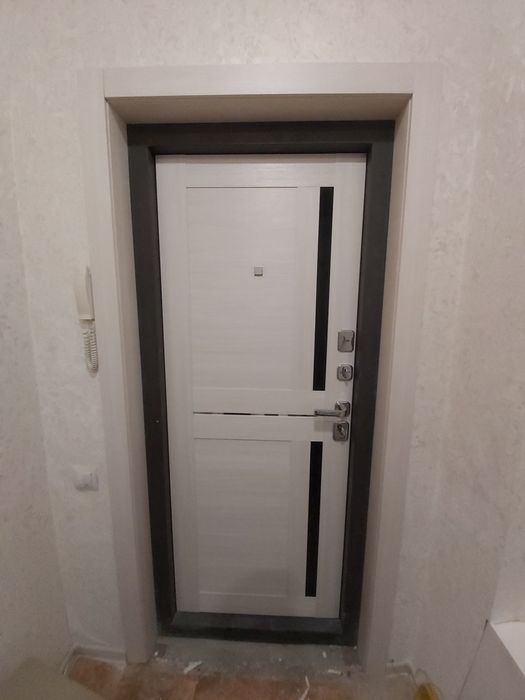 Установка входных дверей.