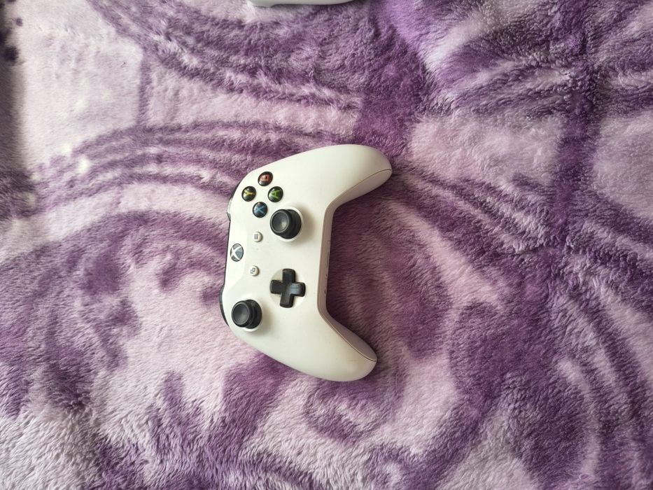 Xbox one s + 3 manete + 31 de jocuri,