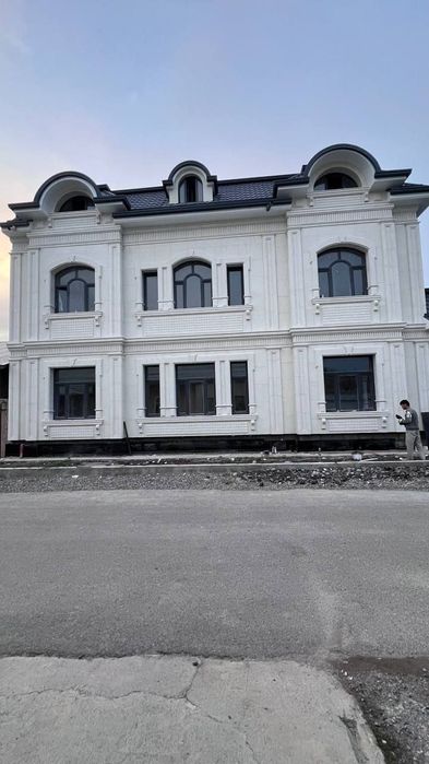 Белый фасад из агломерата