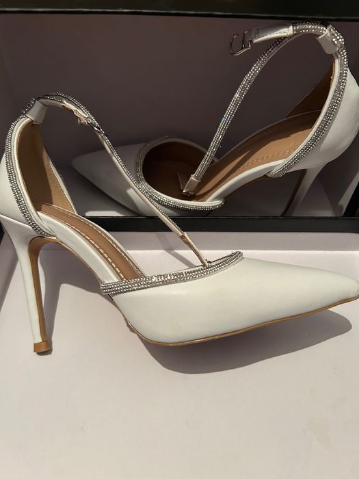 Белый каблук каблук