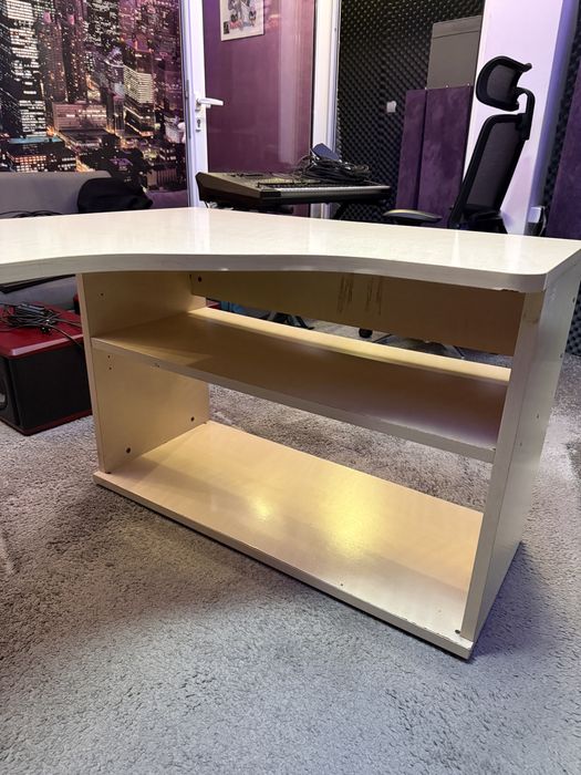 Г-образно бюро.