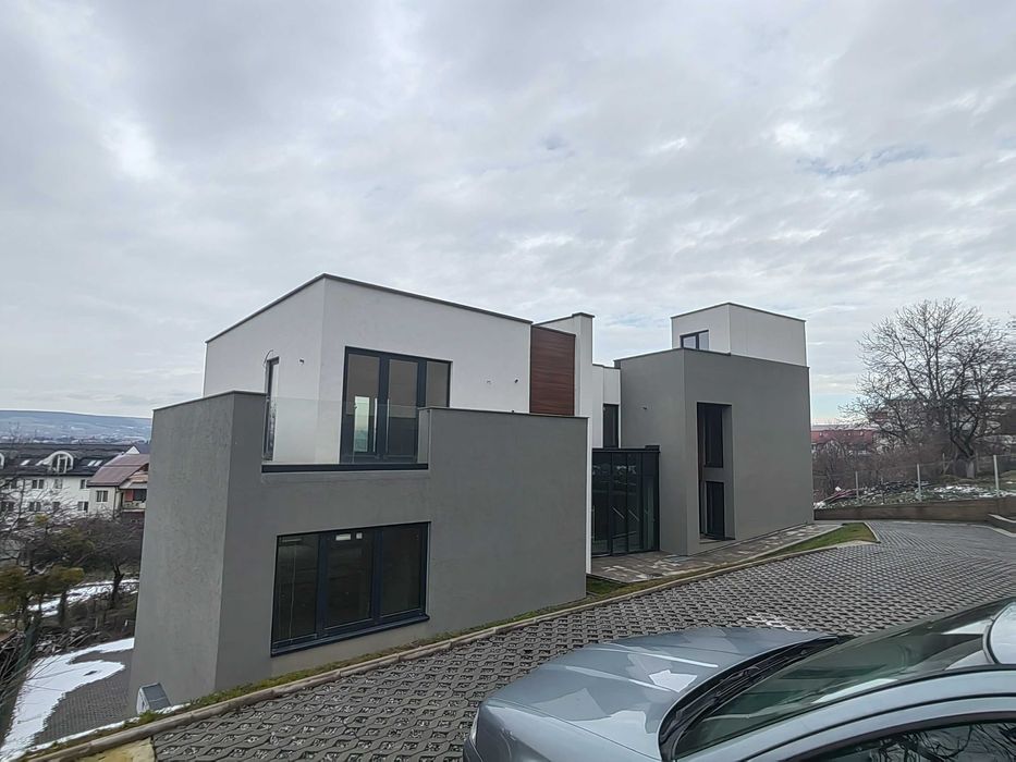 Doua clădiri noi, împreună sau separat