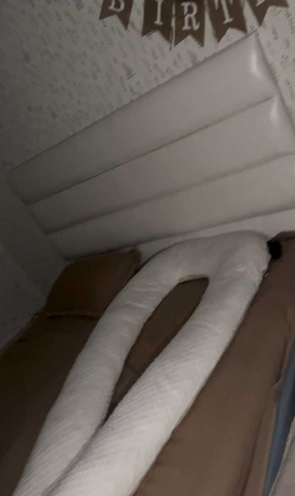 Кровать и комод.