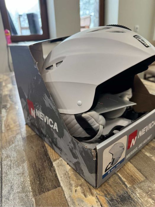 Скиорска каска Nevica