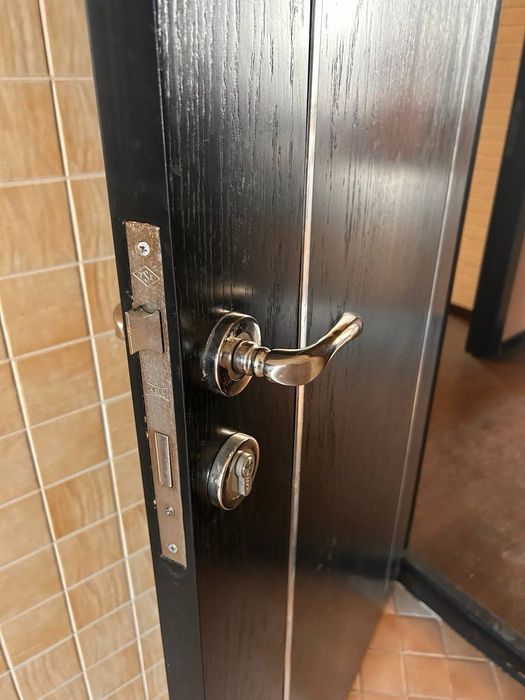 Сифати зур, огир, замонавий эшик сотилади