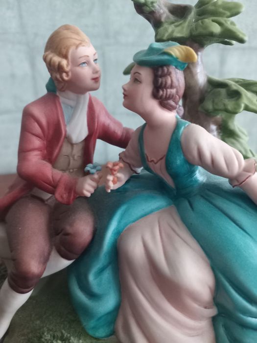 Продаётся фарфоровая статуэтка  композиция влюблённая   пара..цена 150