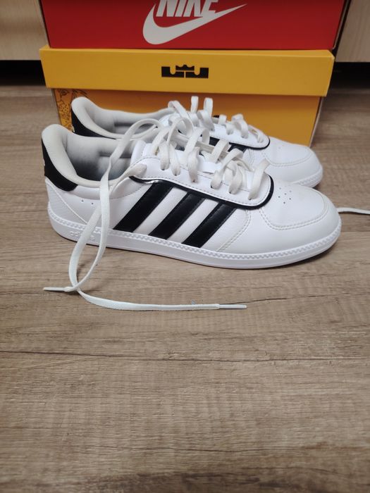 Adidași foarte frumoși, în stare foarte bună