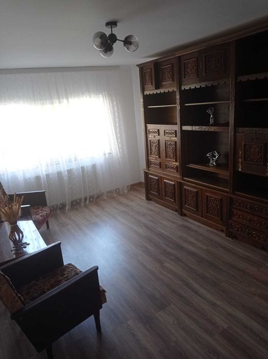 Închiriez apartament