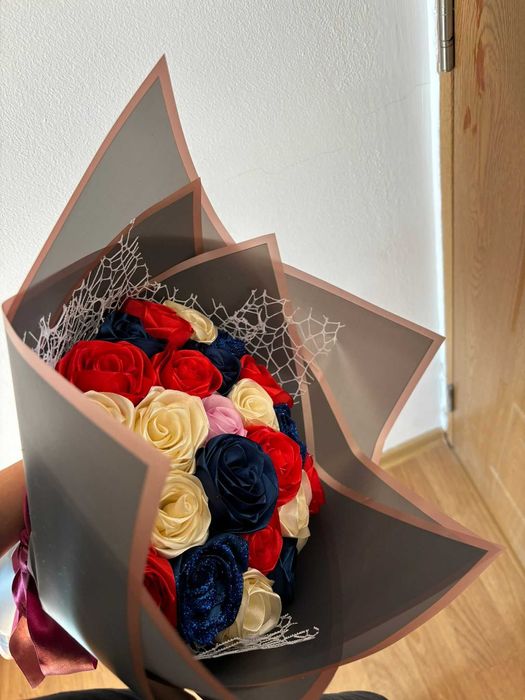 Buchet trandafiri din satin hand made