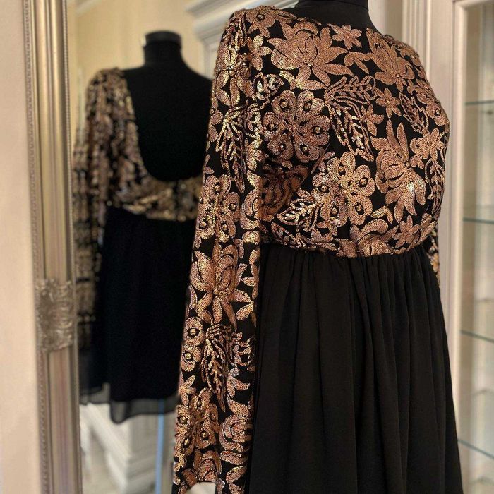 Rochie scurta cu detalii aurii, marimea 42