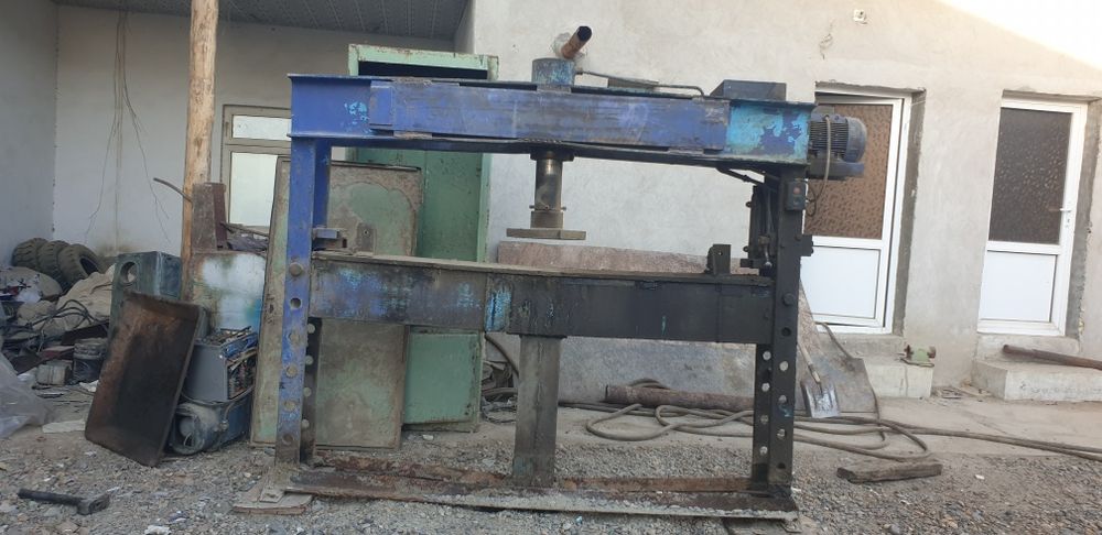 Токарный станок сотилади