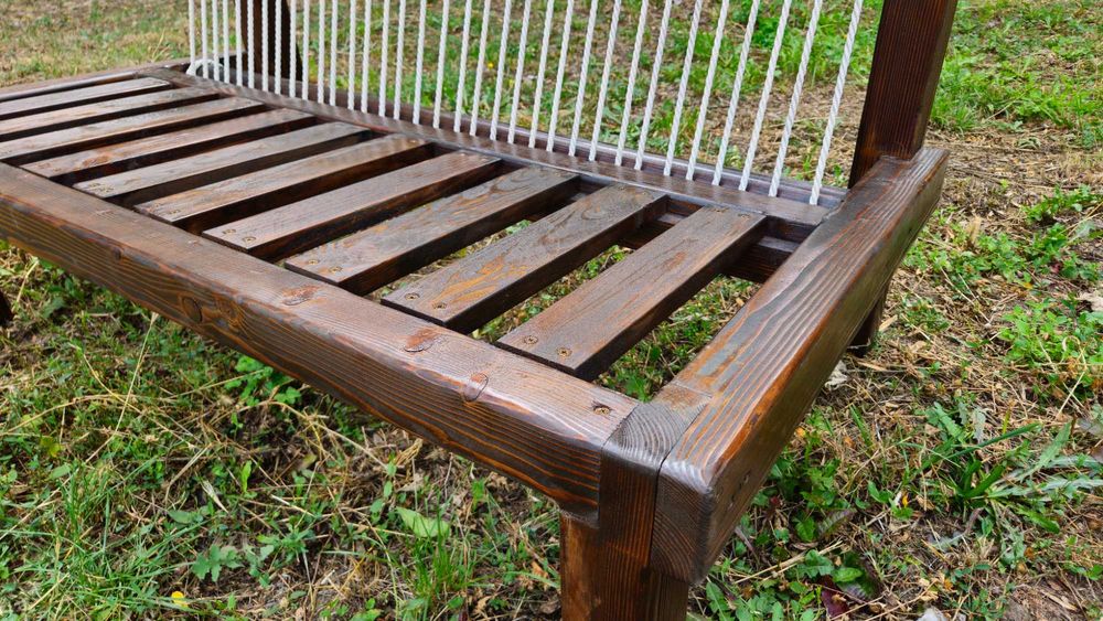 Продавам ръчно изработени двусед дивани от масивно дърво