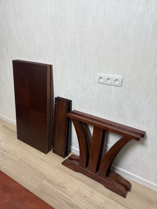 Продам стол под красное дерево .