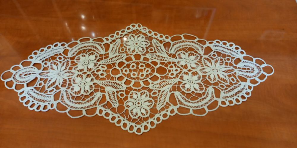 Vand 2 fete de masa- mileuri,diametru 95 cm,stare perfecta
