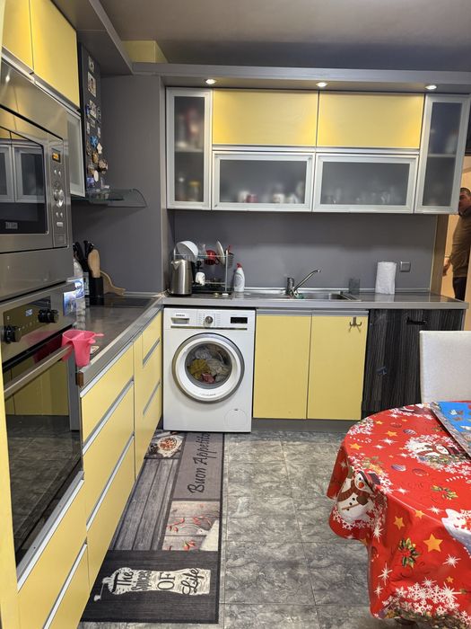 Кухня жълто и  сиво