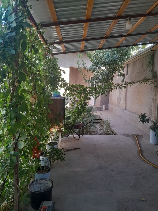 Solnichnida uy sotiladi maktab yaqin aftobuslar bor gaz suv svet zo'r