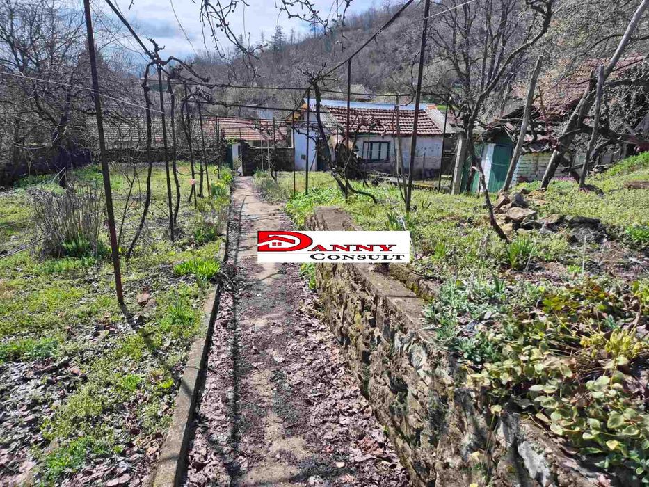 Къща на две нива с двор и кладенец в гр. Сухиндол