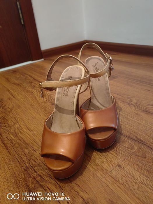 Босоножки на шпильке