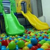 modular de joacă cu tobogane și piscină cu bile