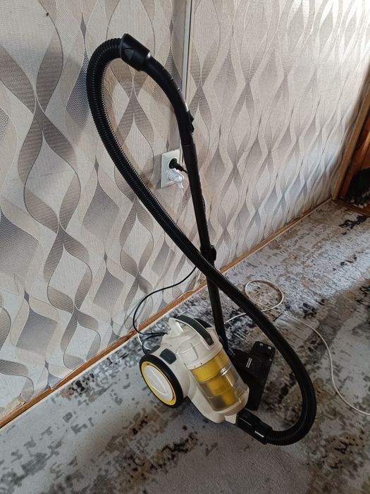Продается пылесос старый