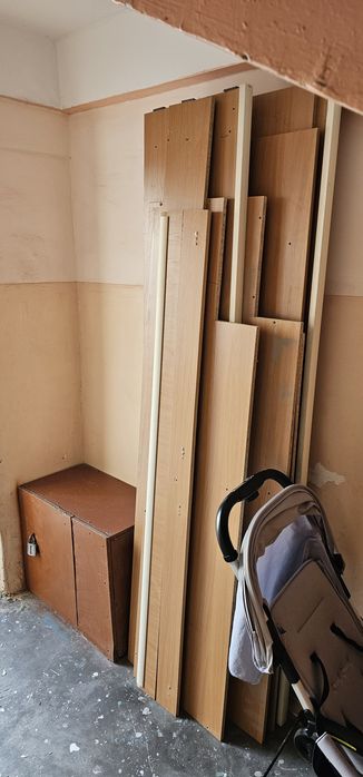 Дверь, доски, шкаф