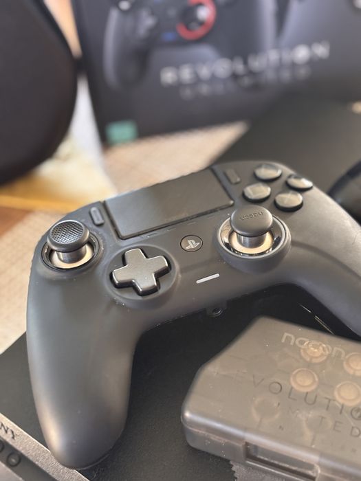 PlayStation 4 Slim 1000GB 2 контролера 8 игри.