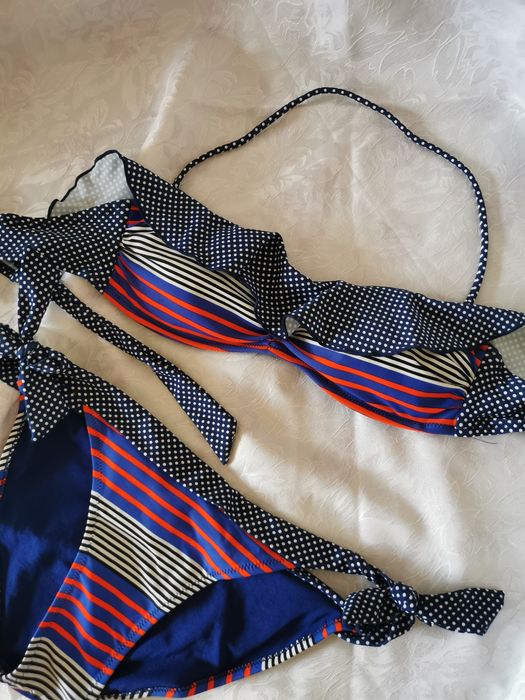 Горнище на бански в контрастни детайли