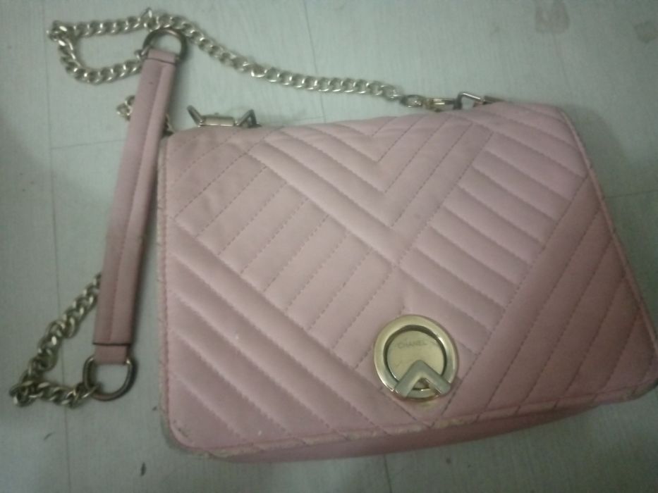 Сумка розовая с цепочкой