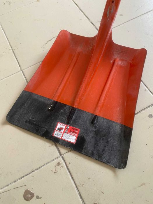 Черенок вместе с лопатой для снега