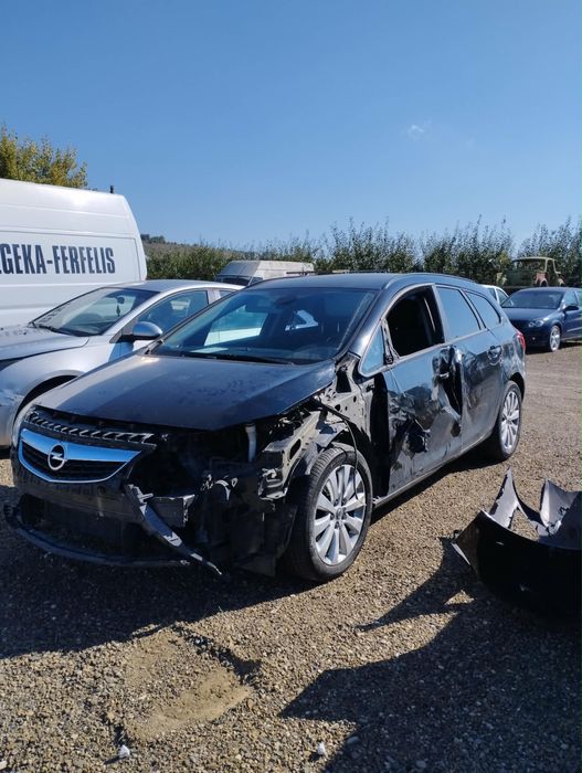 Opel Astra J avariat