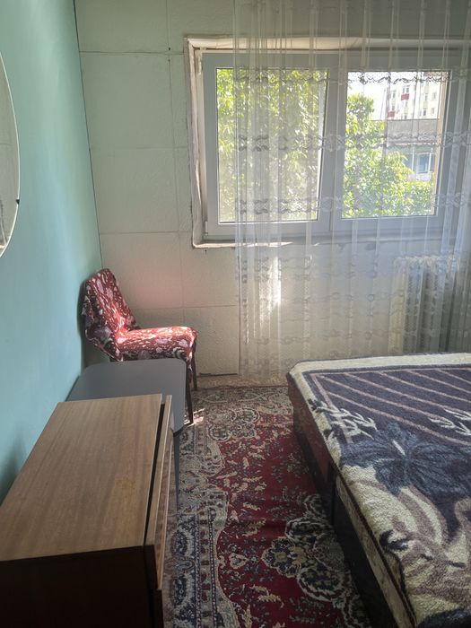 Inchiriez o camera in apartament cu 3 camere