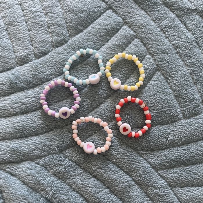 Милые колечки с сердцем в ассортименте из чешского бисера