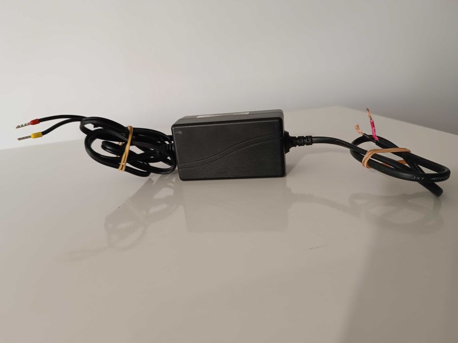 Захранване 12V 2А  и стойка за камера