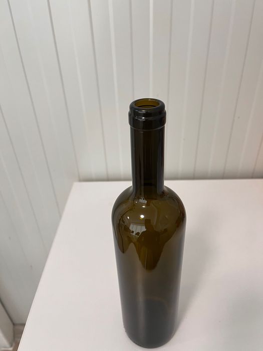 Стъклени бутилки за вино и ракия