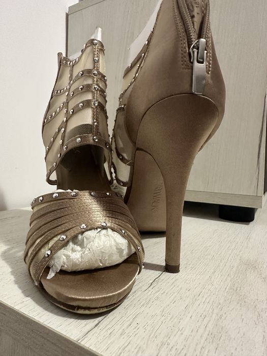 Нови Обувки на ток