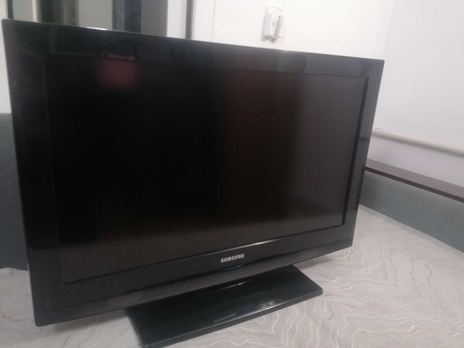 продам телевизор Samsung LE32B350F1W