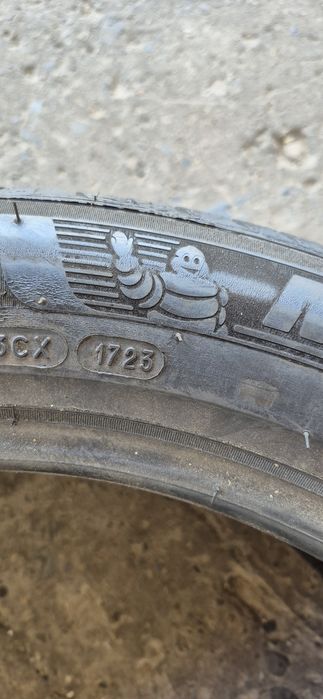 4 anvelope vara ca noi,fata Michelin 255/45/20,spate Dunlop 285/40/20.Pretul este pe bucata