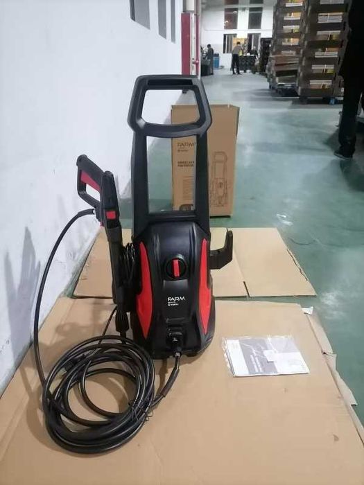 Aparat de spalat cu presiune  Negru Cu Rosu 135 de bari presiune