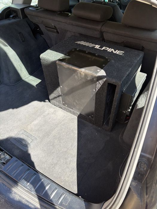 Subwoofer Alpine cu statie