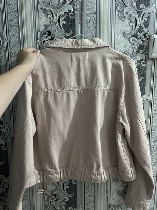 Джинсовая розовая куртка