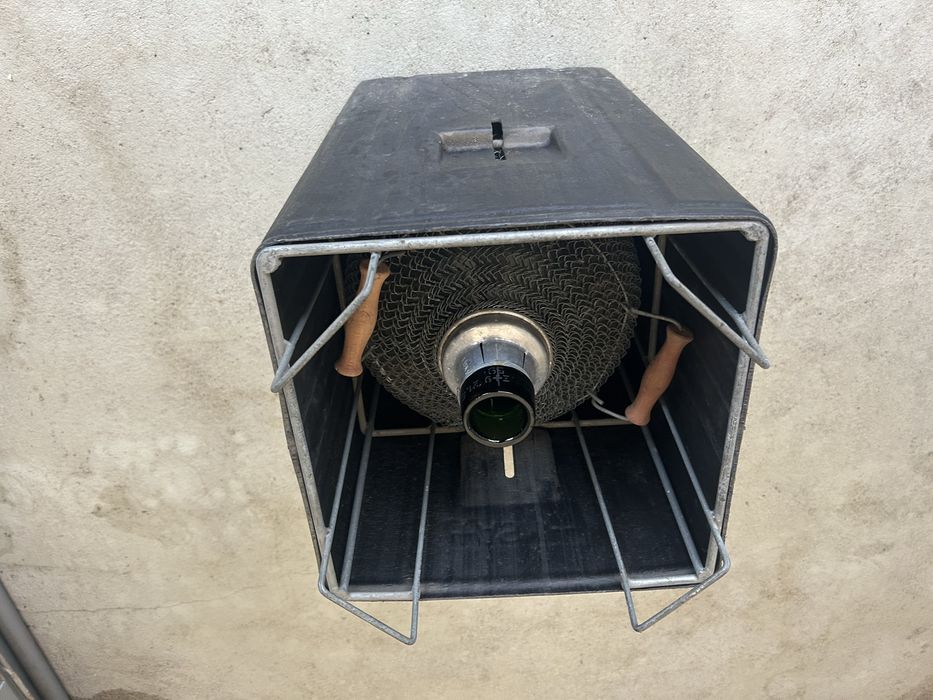 Damigeana 25 l cu plasa protectie si cutie protectie