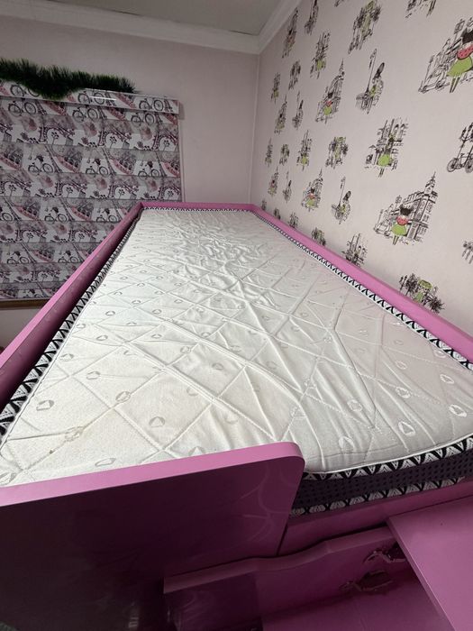 двухэтажная кровать столом